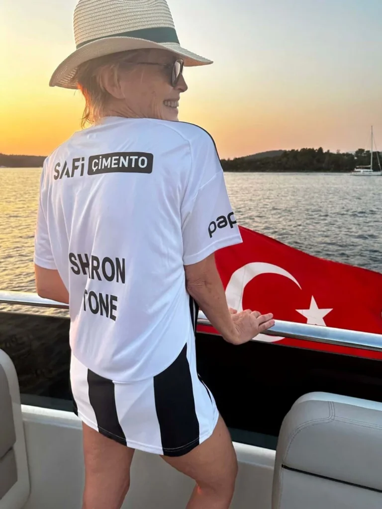  Sharon Stone’a Beşiktaş Jest