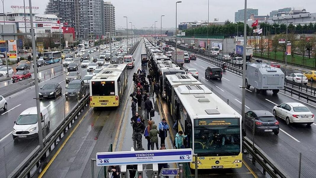 Metrobüsler durakta durmadı! Vatandaşlar çileden çıktı Metrobüsler durakta durmadı! Vatandaşlar çileden çıktı