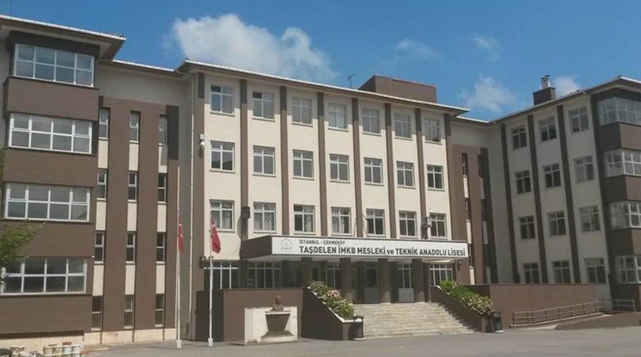 İstanbul’da Dehşet: 11. Sınıf Öğrencisi 2 Öğretmen ve Bir Öğrenciyi Bıçakladı İstanbul’da Dehşet: 11. Sınıf Öğrencisi 2 Öğretmen ve Bir Öğrenciyi Bıçakladı